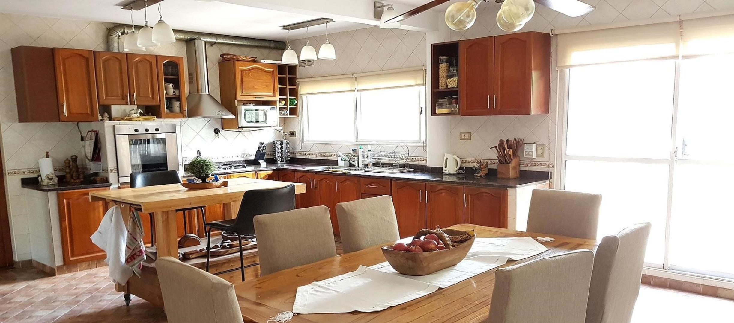 Casa 4 ambientes con 2 baños