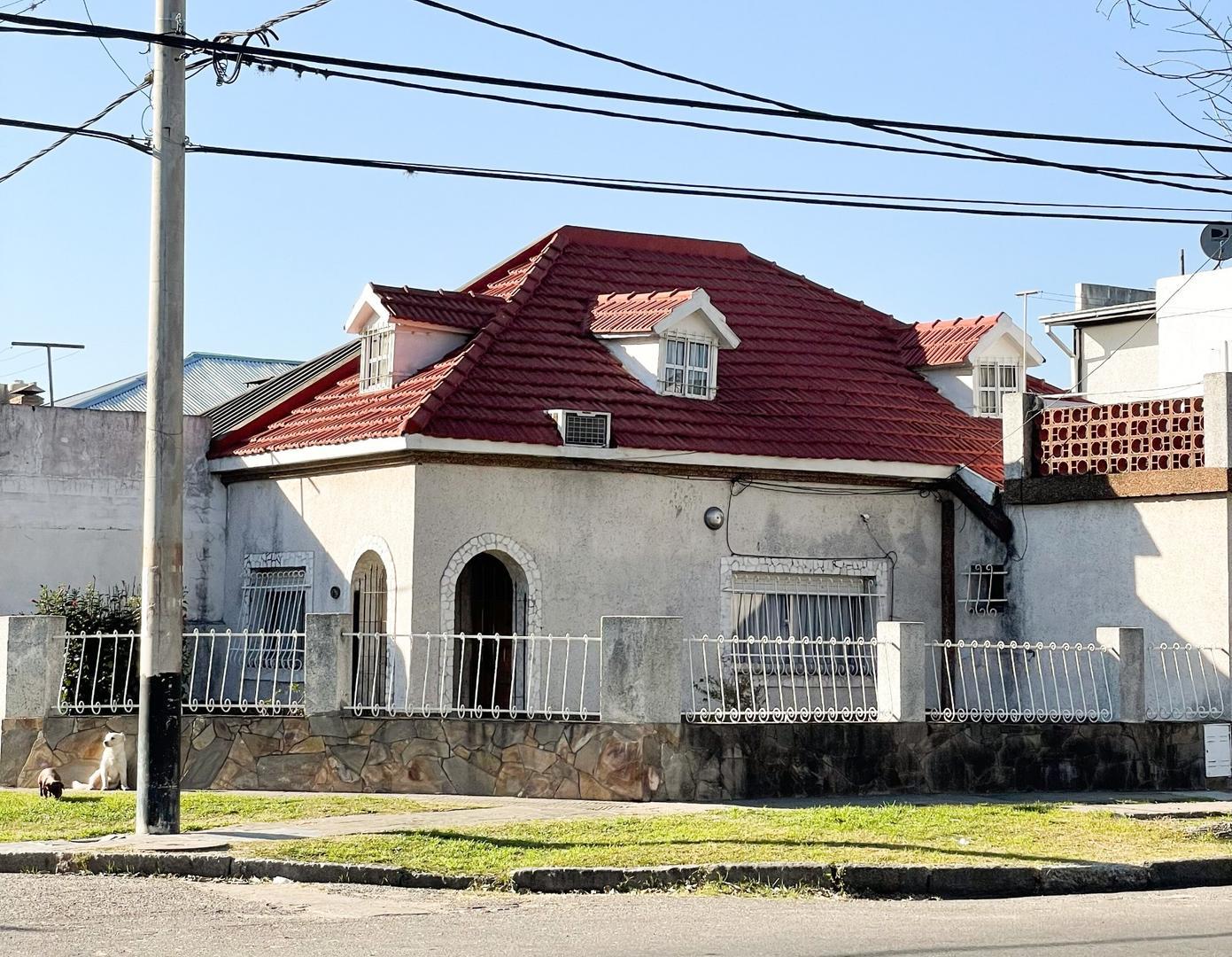 Casa de 2 plantas en esquina -RETASADA-