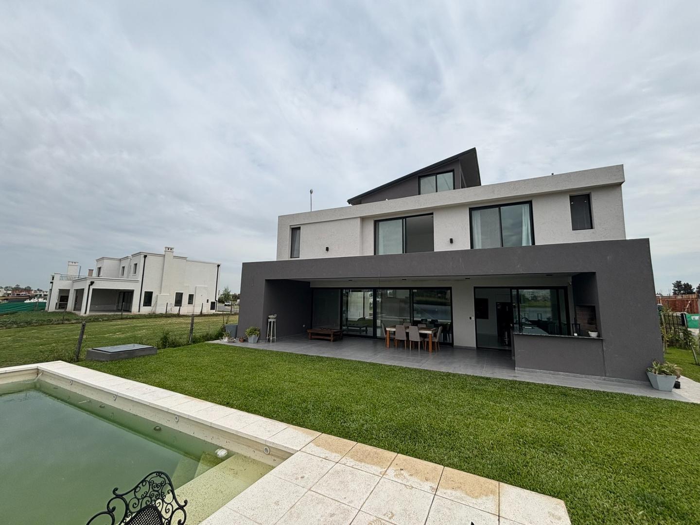 Casa 4 ambientes con 4 baños