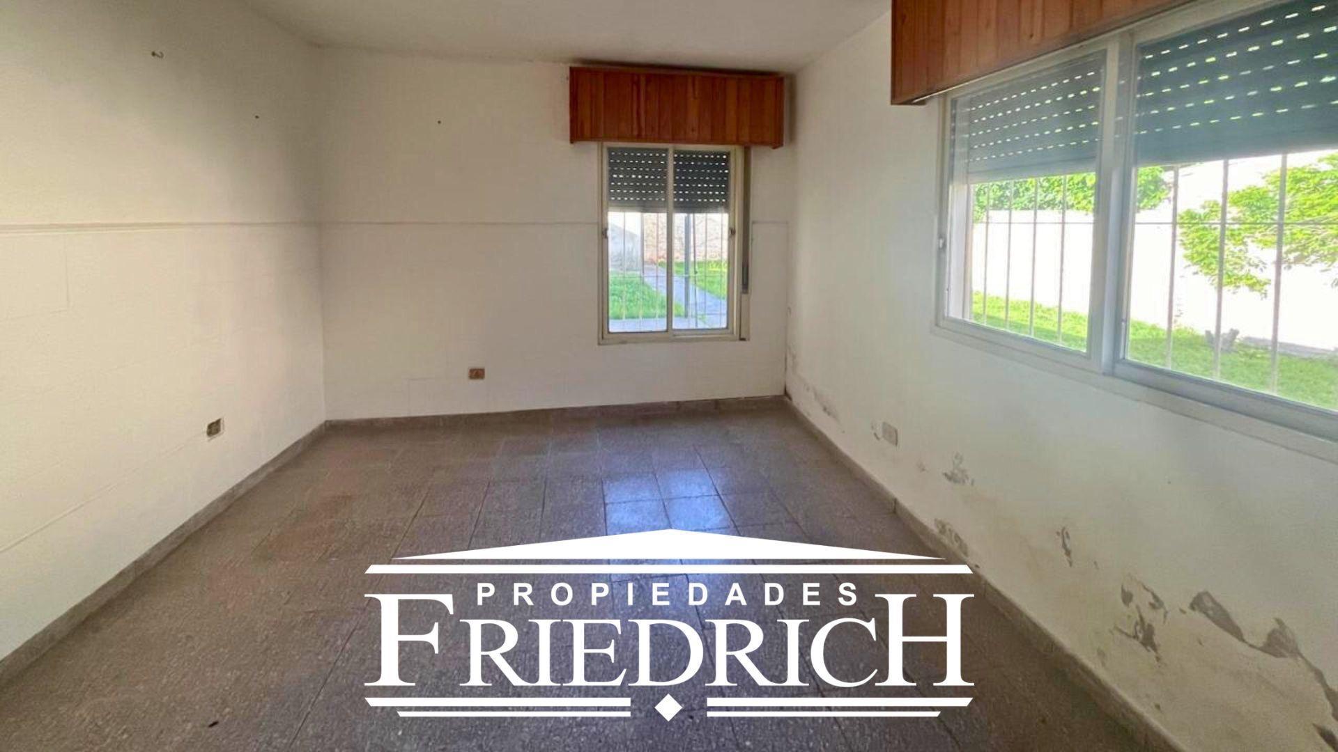 Casa funcional con parque amplio