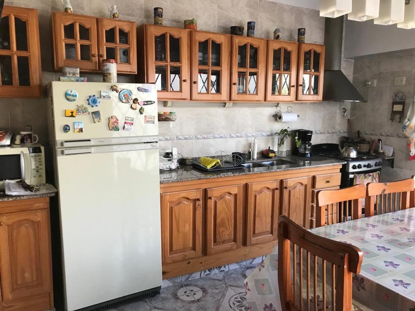 HERMOSA CASA DE 4 DORMITORIOS CON FONDO LIBRE Y PISCINA