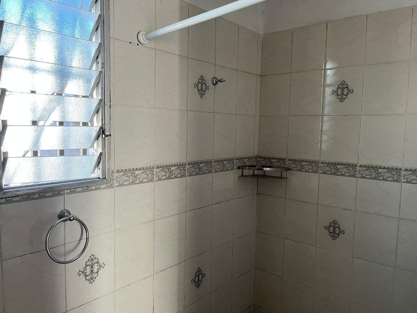 REMAX ALQUILA CASA DE 3 DORM.  COCHERA Y PATIO