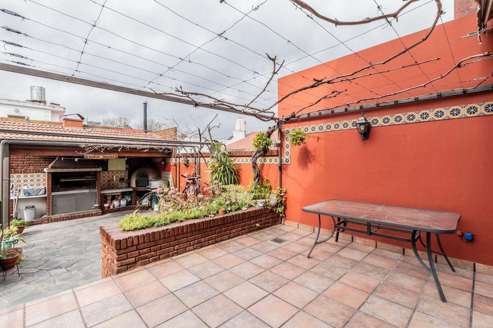 Excelente chalet 5 amb. en Barrio Güemes, Haedo