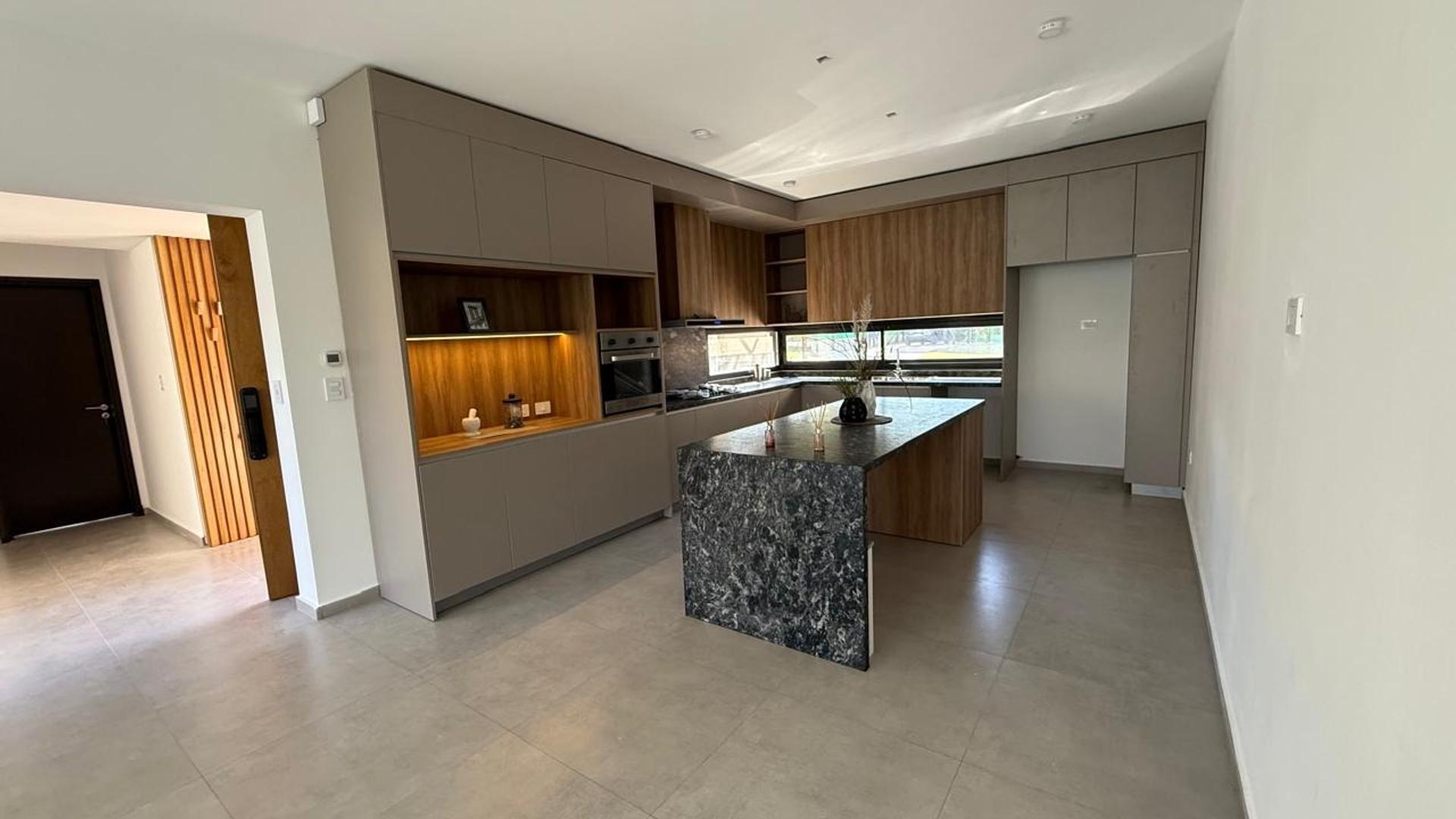 Casa a la venta a estrenar en Las Cañitas Barrio Privado