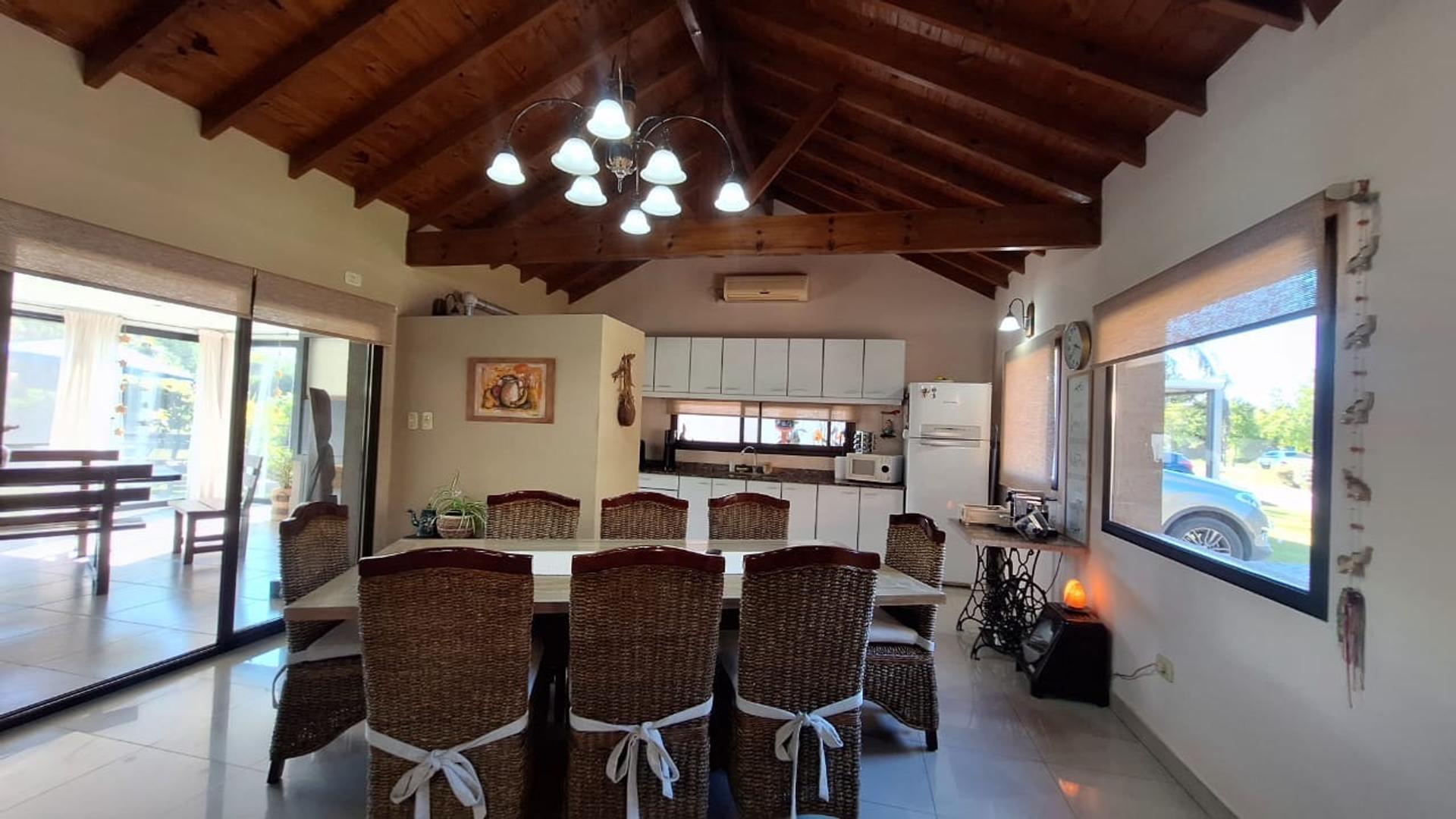 Casa 4 ambientes con 2 baños