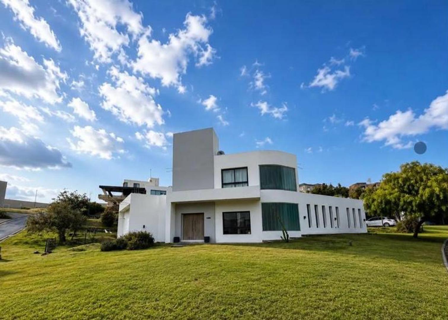 Casa en amplio terreno con pileta y potencial ampliación