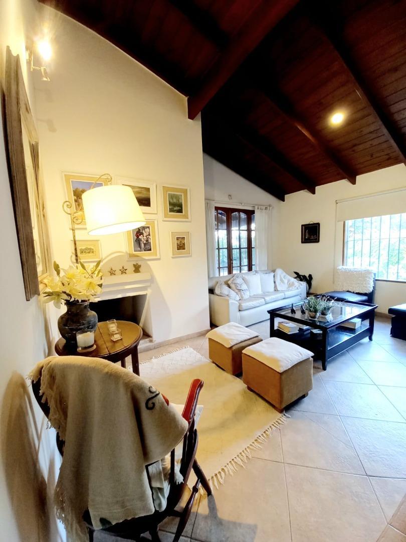 Casa en Venta con 3 cocheras