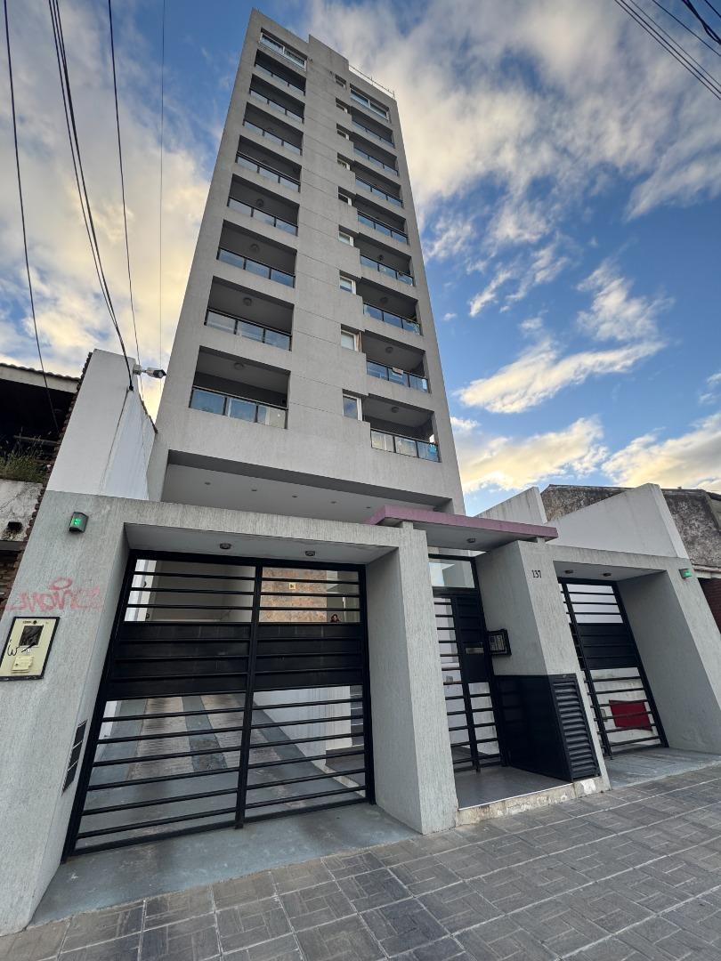 Venta departamento de 3 ambientes con cochera en Banfield.