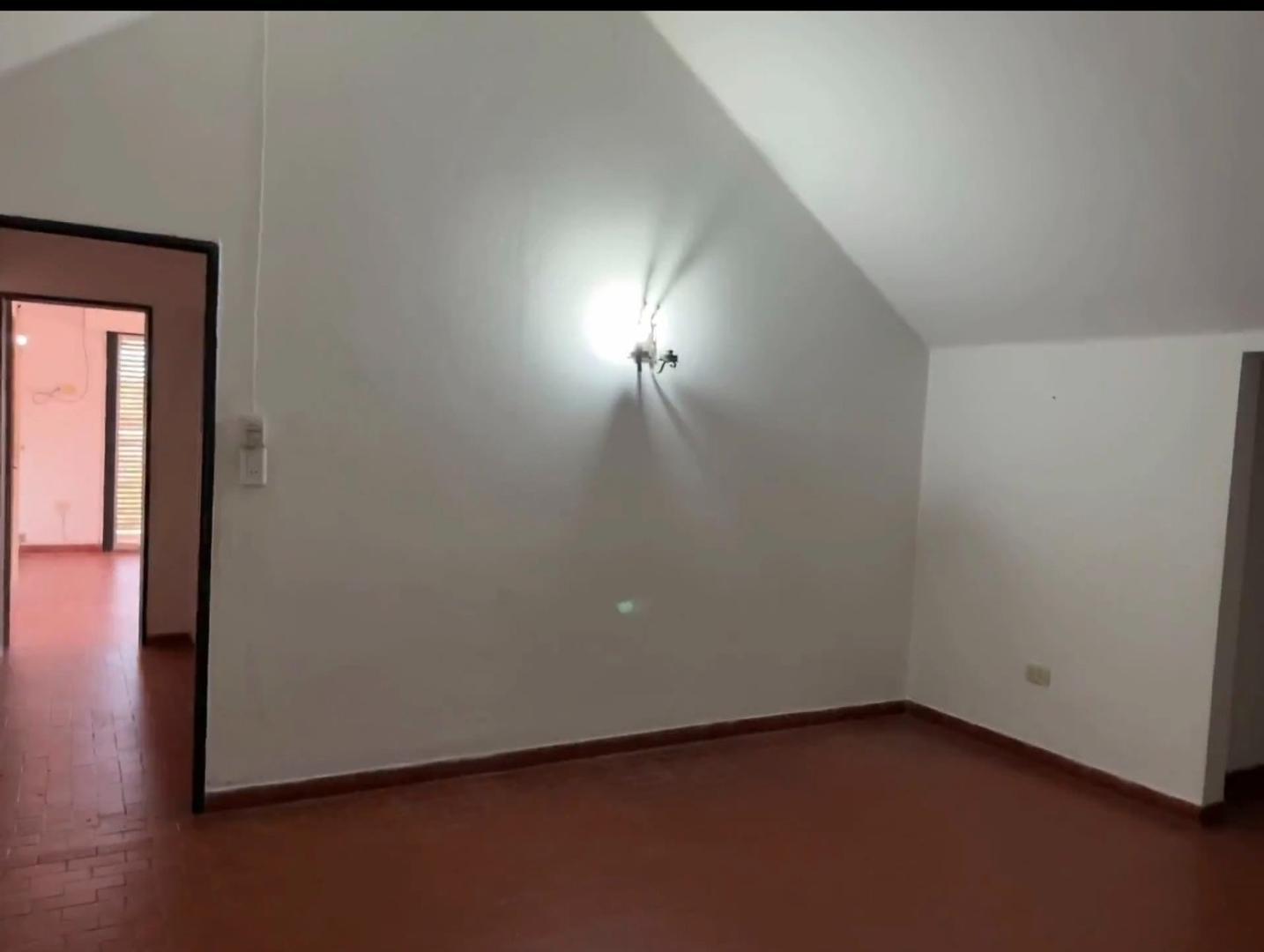 Casa 2 dormitorios con amplio parque