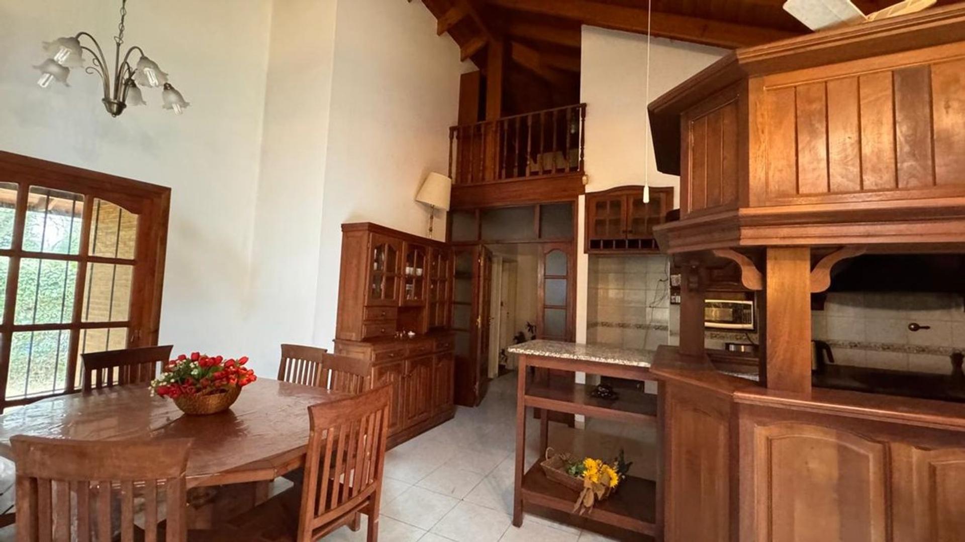 Casa 4 ambientes con 2 baños