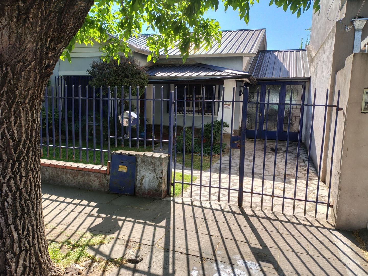 CASA  MAS DEPARTAMENTO AL FONDO, EN HURLINGHAM