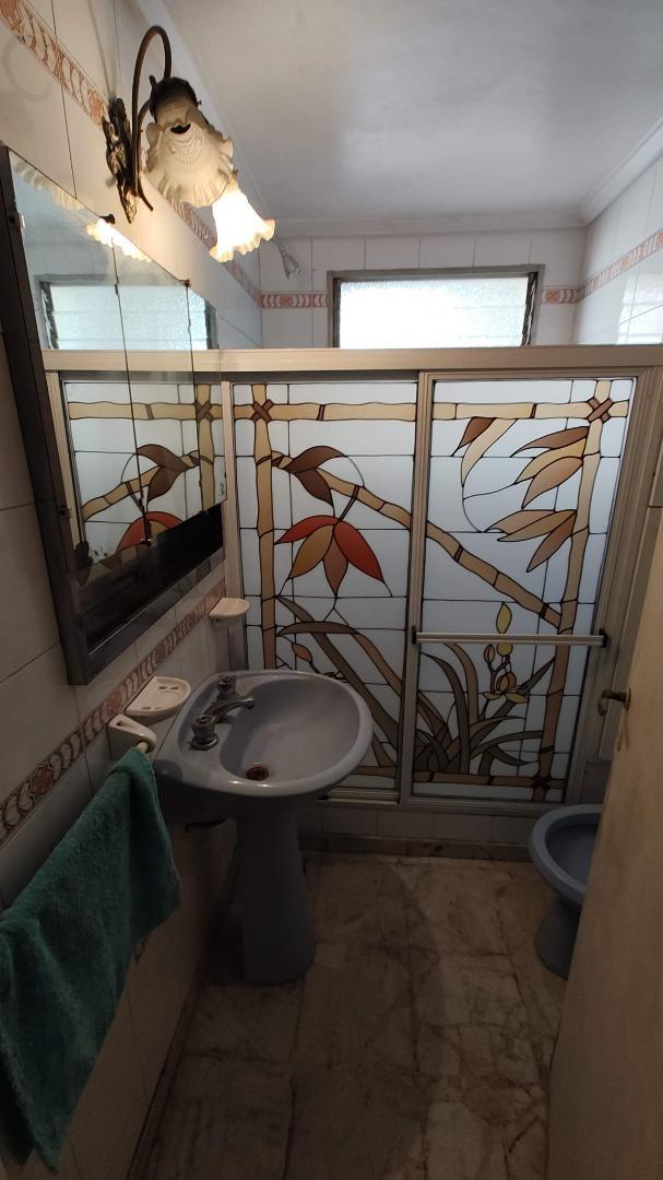 BUEN CHALET 4 AMB S/LOTE DE 10 X 30 MTS C/PILETA!