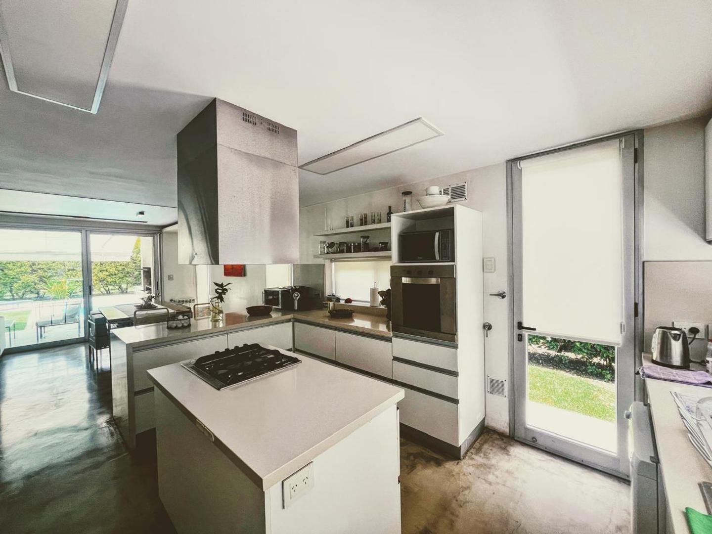 VENTA CASA 4 AMBIENTES EN BARRIO LA COMARCA