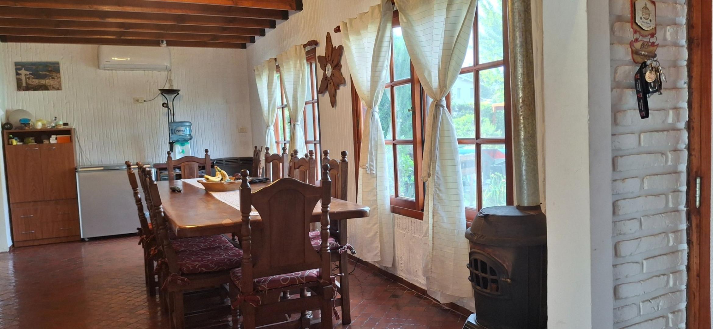 Casa 4 ambientes con 2 baños