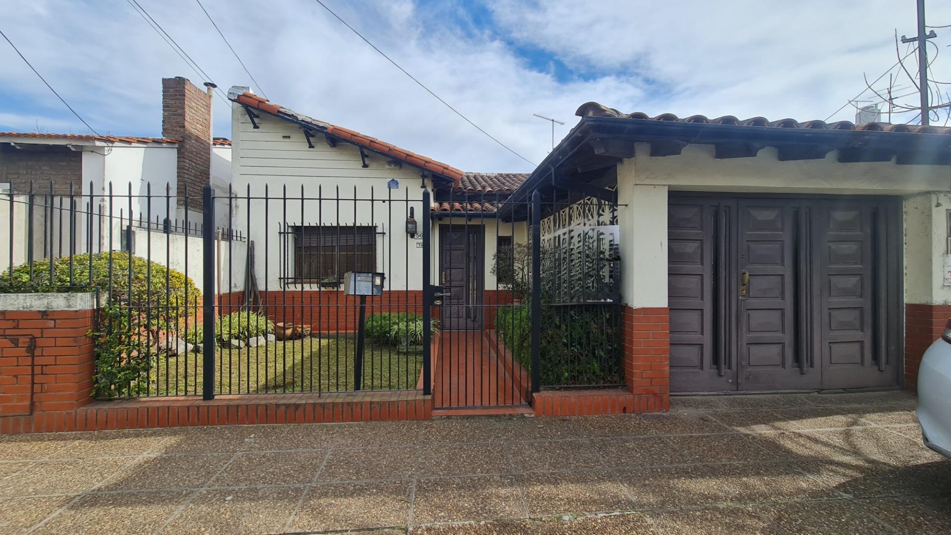 VENTA DE DOS CASAS EN AMPLIO TERRENO DE 8.66 X 32.77 BERNAL
