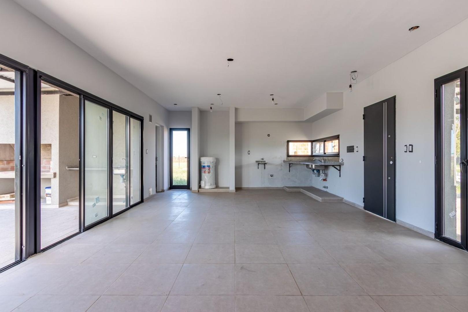 Casa en Alquiler con 2 cocheras