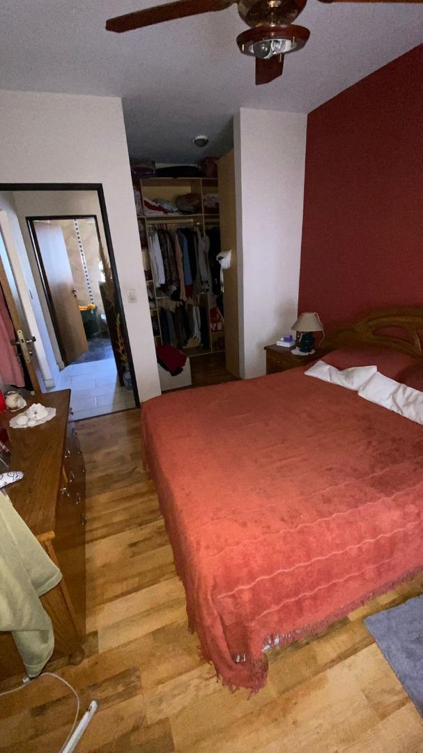 Casa de dos plantas, cochera con local comercial EN VENTA