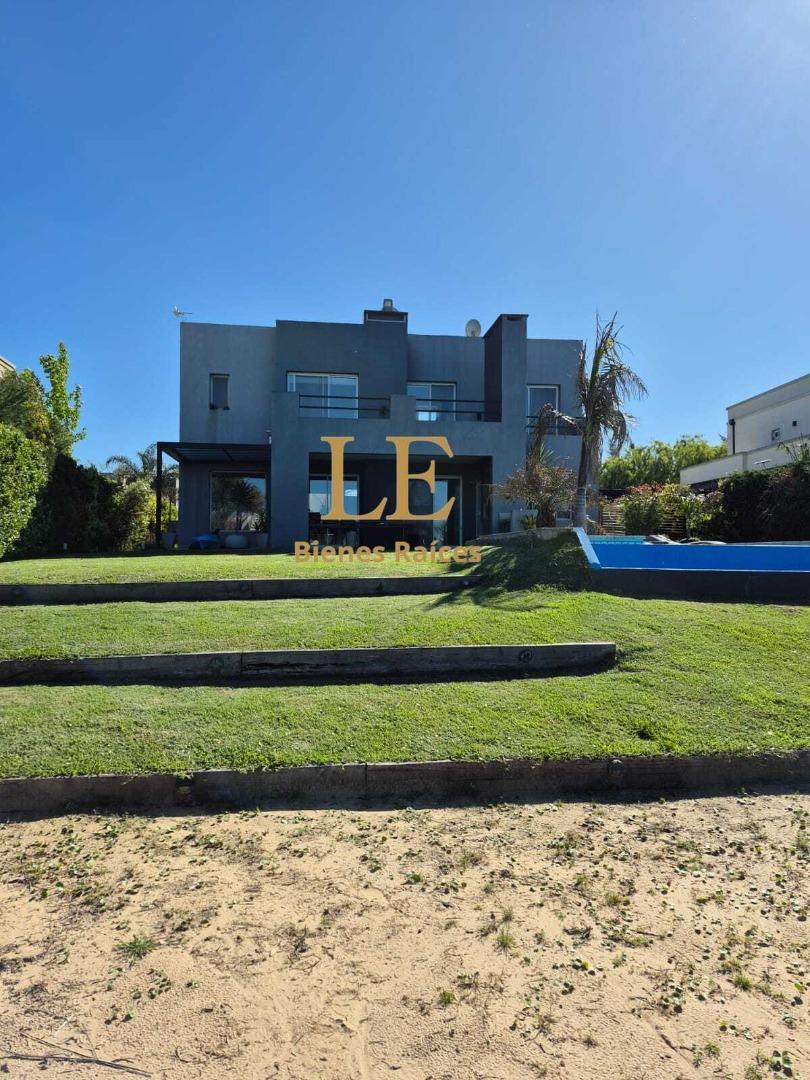 Casa 5 ambientes con 4 baños