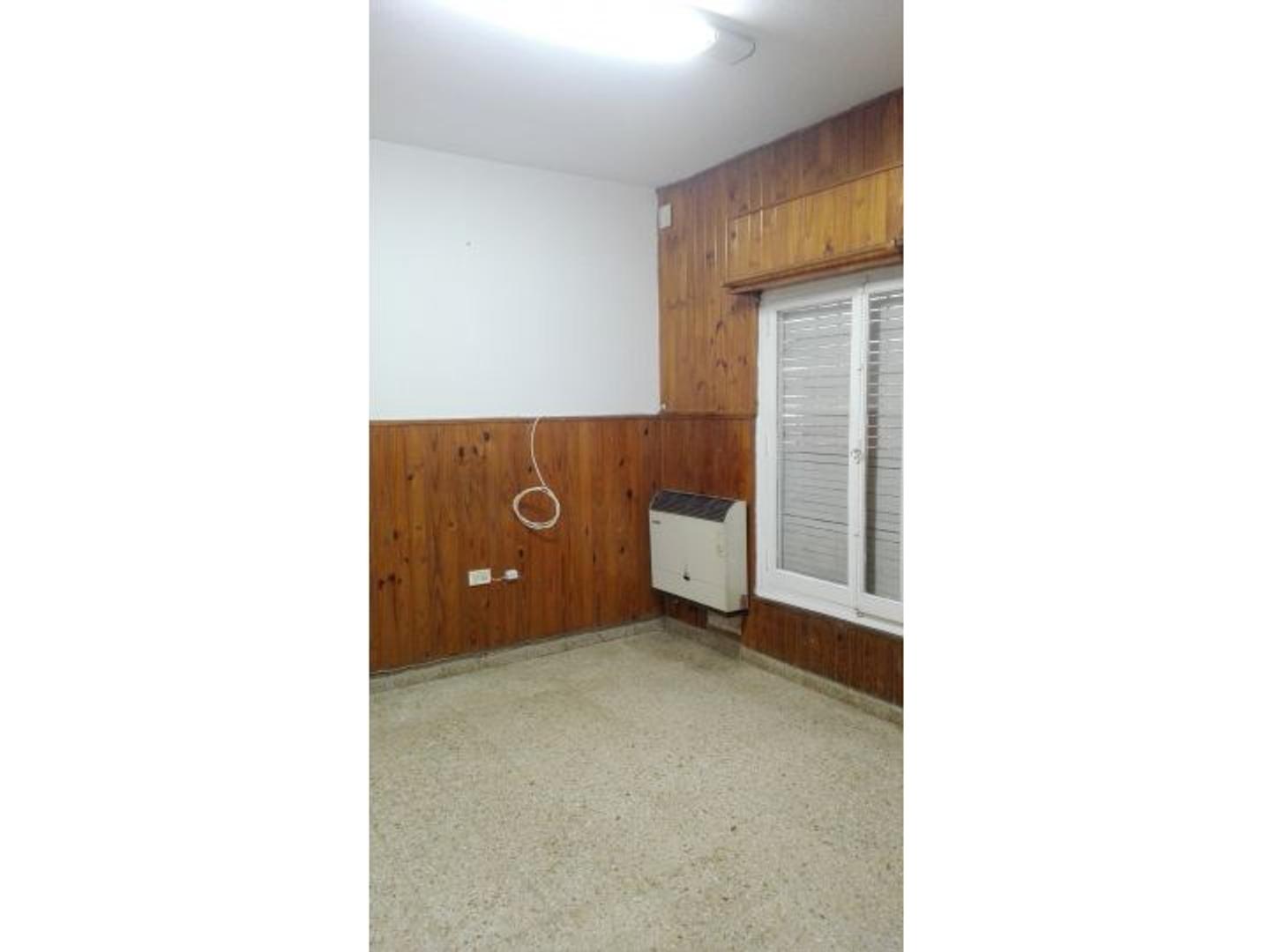 Casa 5 ambientes con 1 baño