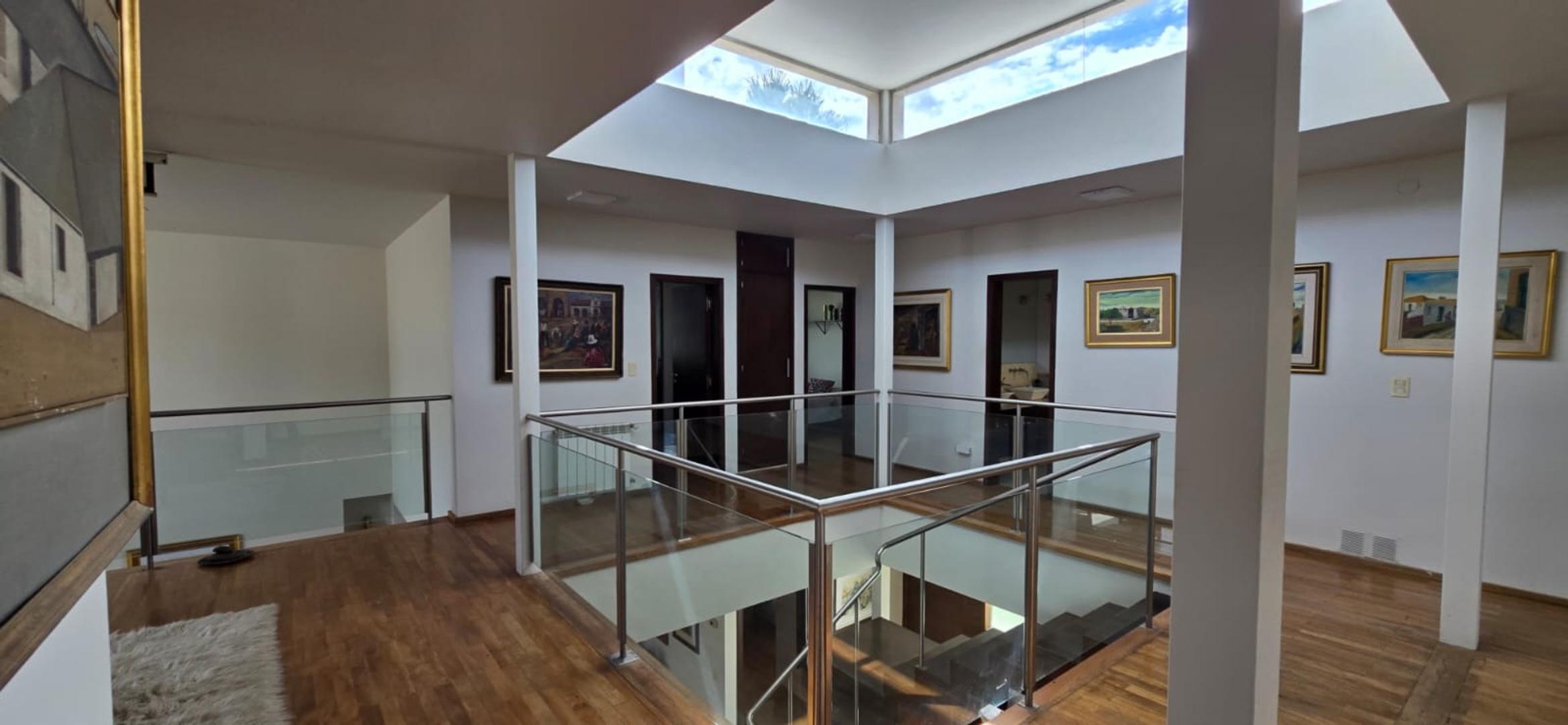 Casa 5 ambientes con 4 baños