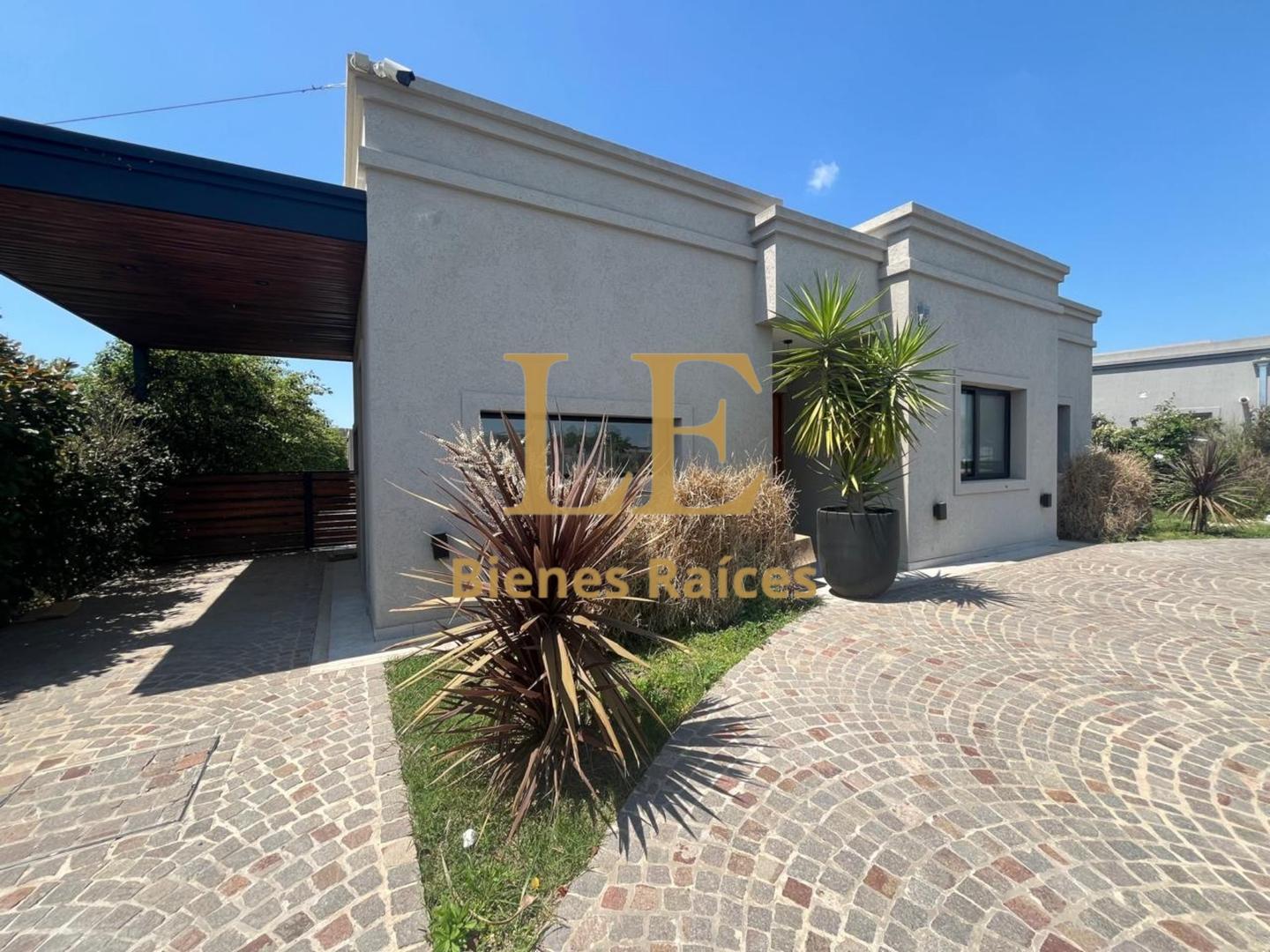 Casa 4 ambientes con 3 baños