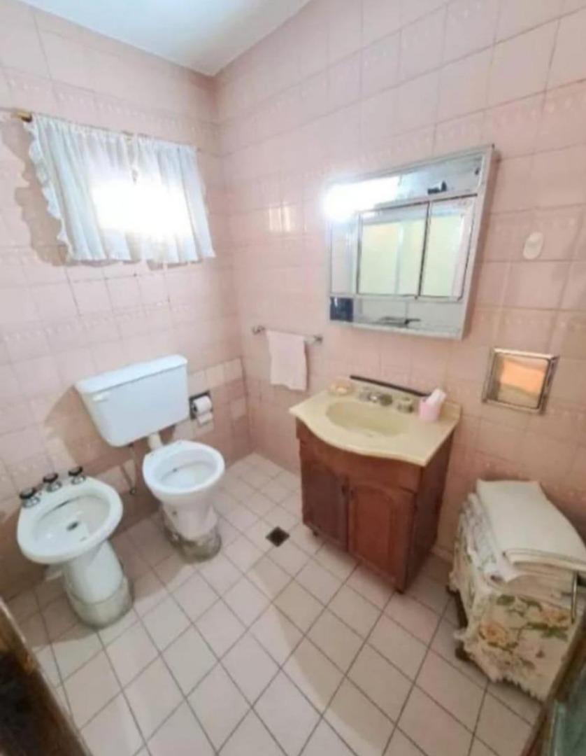 Venta. Casa. 4 Ambientes. Patio, Parrilla, Fondo Libre.