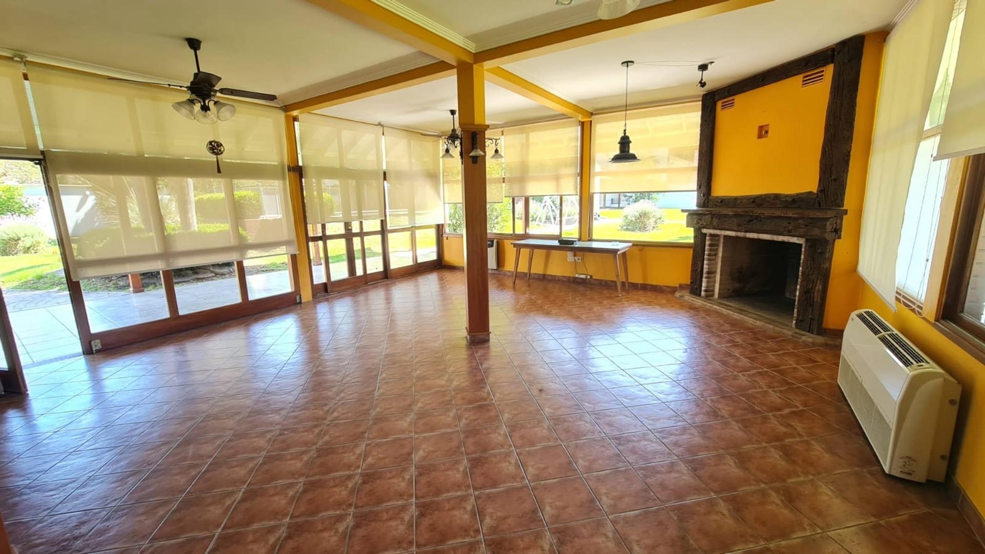VENTA  CASA CON PILETA QUILMES OESTE