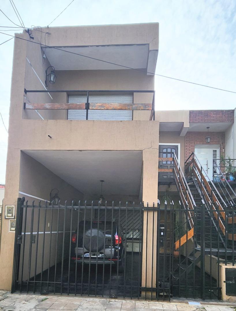 DUPLEX DE 4 AMBIENTES  CON PATIO PARRILLA, GARAJE 2 AUTOS