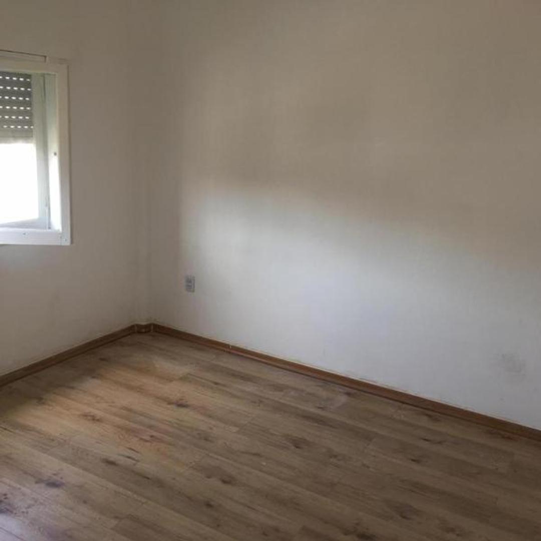 Ph  2 ambientes.Dormitorio, cocina-comedor, baño ,  patio.