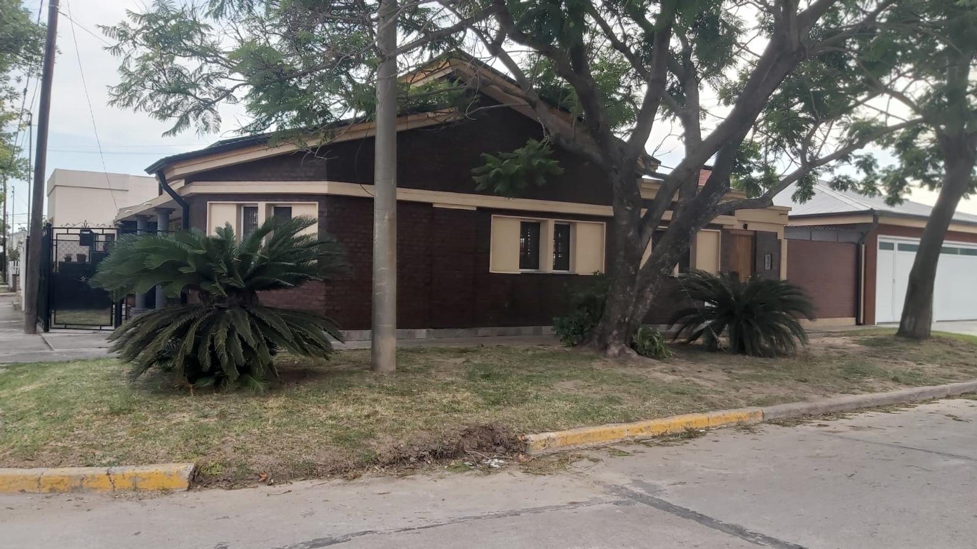 Venta Casa Tipo Chalet.Esquina.Impecable.Amplia -