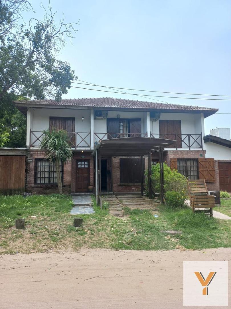 Casa en venta - 2 Dormitorios 4 Baños - Villa Gesell
