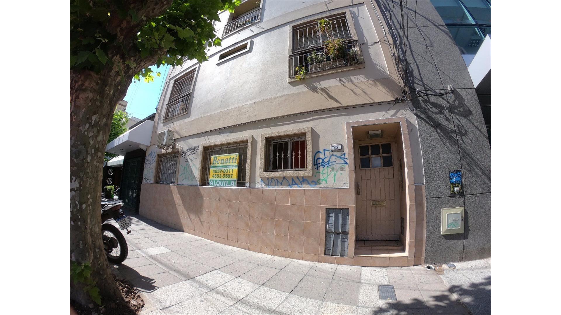 Dpto 2 ambientes al frente. A una cuadra de la plaza Mitre.