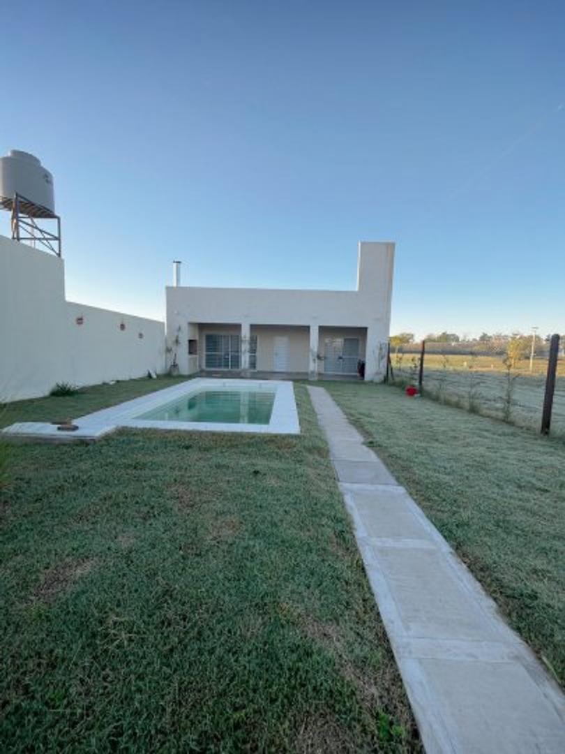 Casa en 1 dormitorio con pileta a la venta. Estación Alvear.