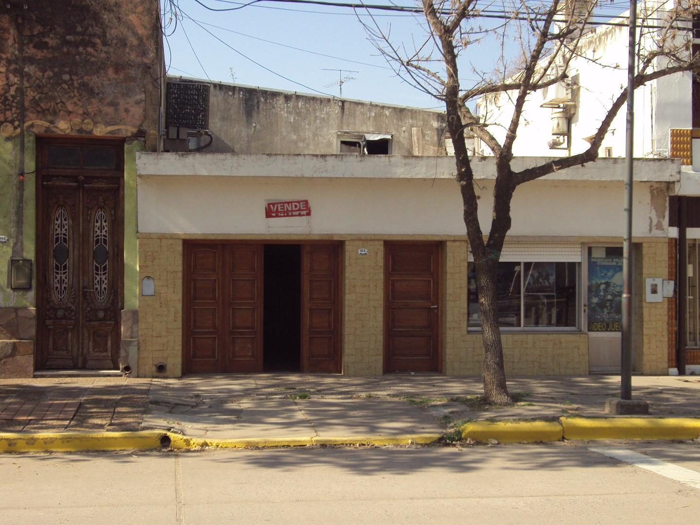 Venta Casa Frente Plaza Principal.Amplias Comodidades *