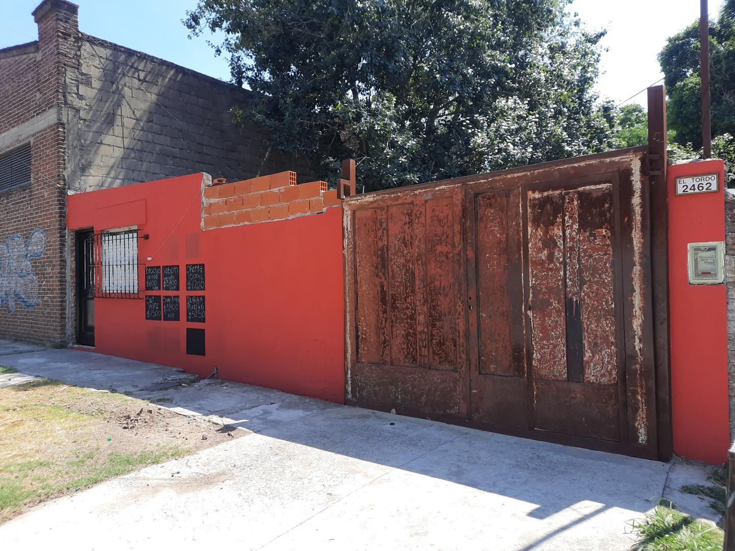 Casa 4 ambientes mas Local o depto sobre Gran lote