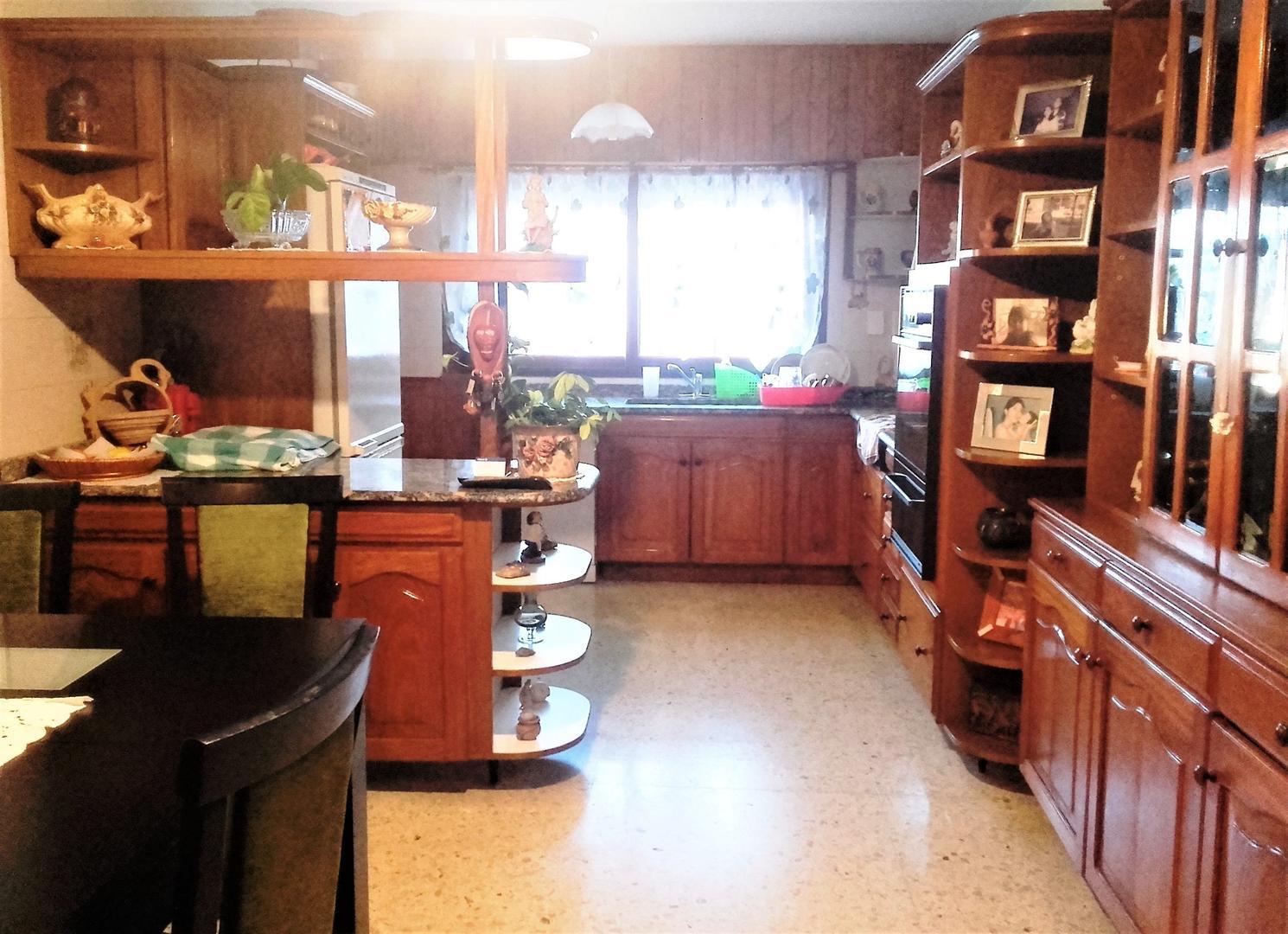 Casa en Venta con 3 cocheras