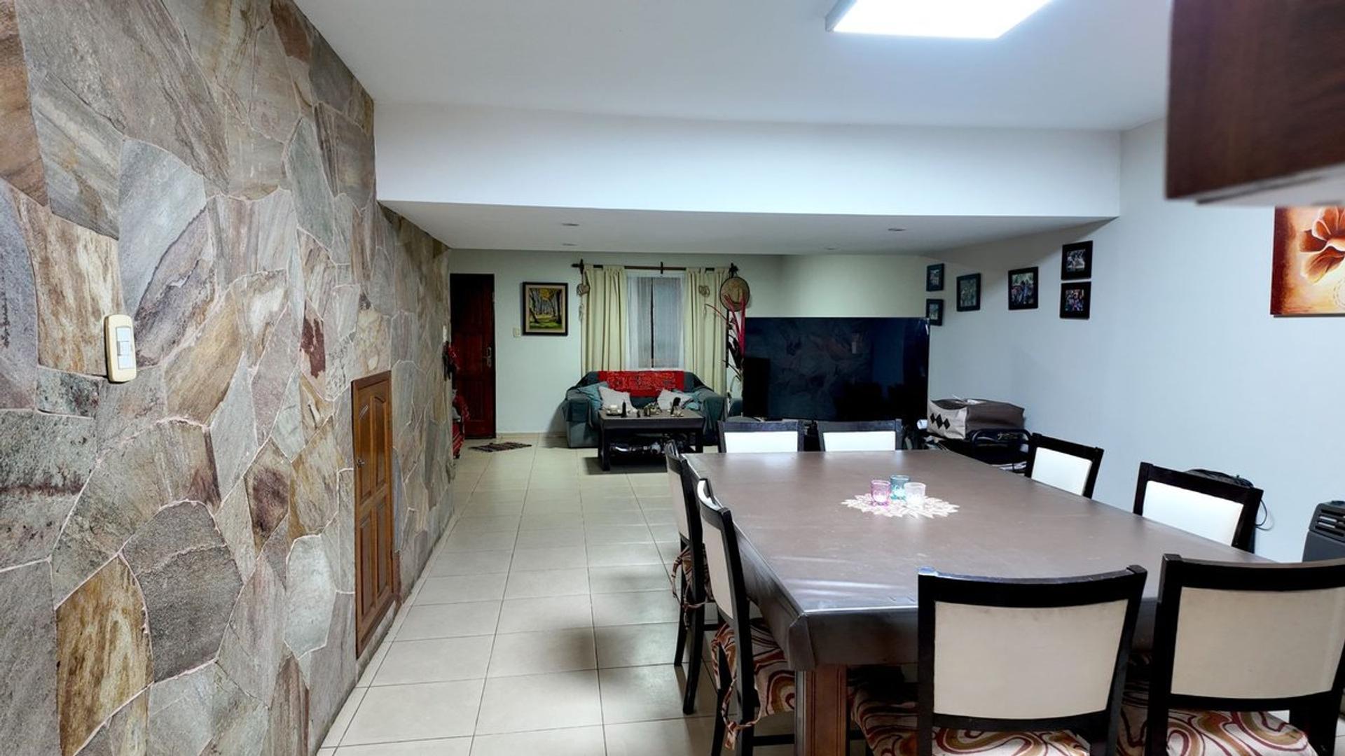 Casa 5 ambientes con 2 baños