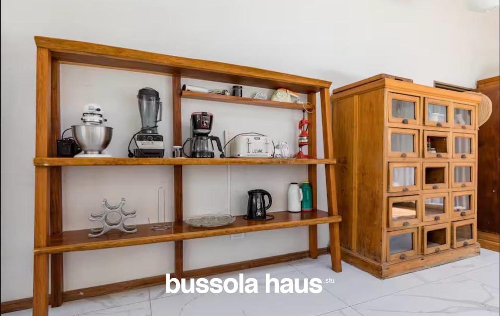 Casa en Alquiler con 4 cocheras