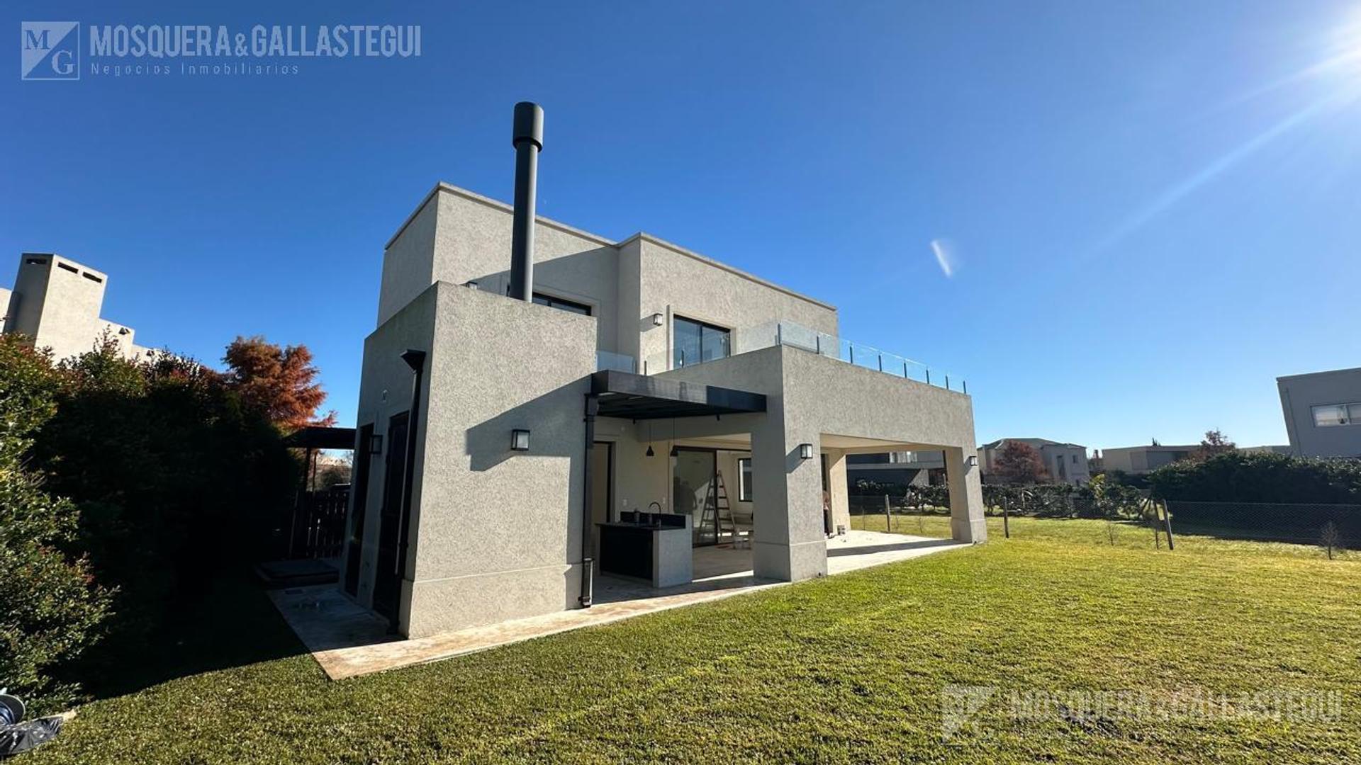 Casa en Venta con 4 cocheras