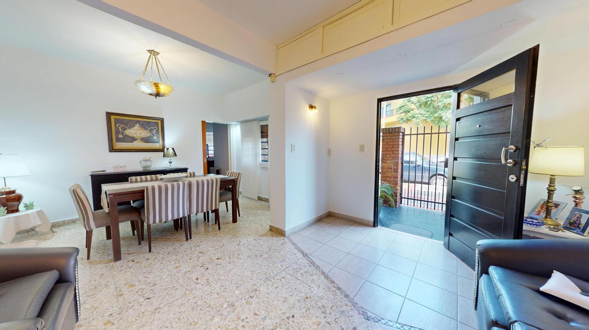 Casa en  Venta 5 Ambientes con 2 cocheras.