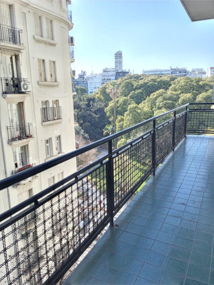 Tres ambientes con depcias frente a Plaza Vicente Lopez