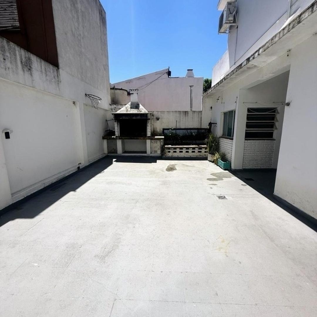 Departamento 4 ambientes en venta con patio en Olivos