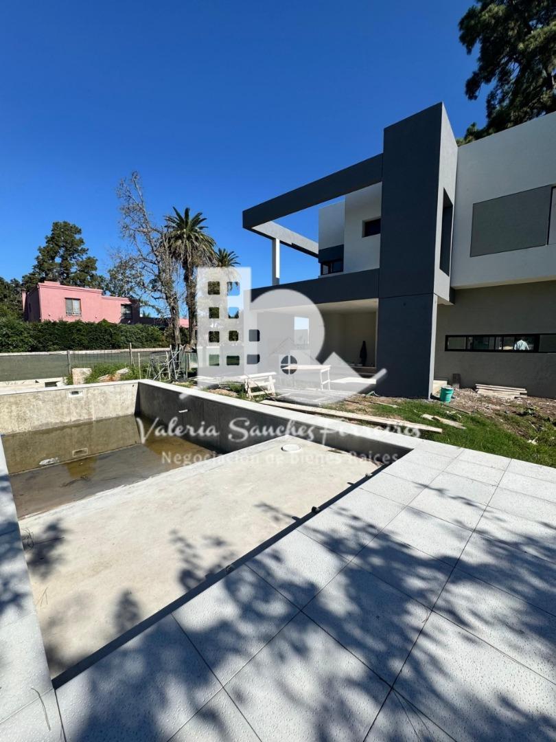 Casa 5 ambientes con 4 baños