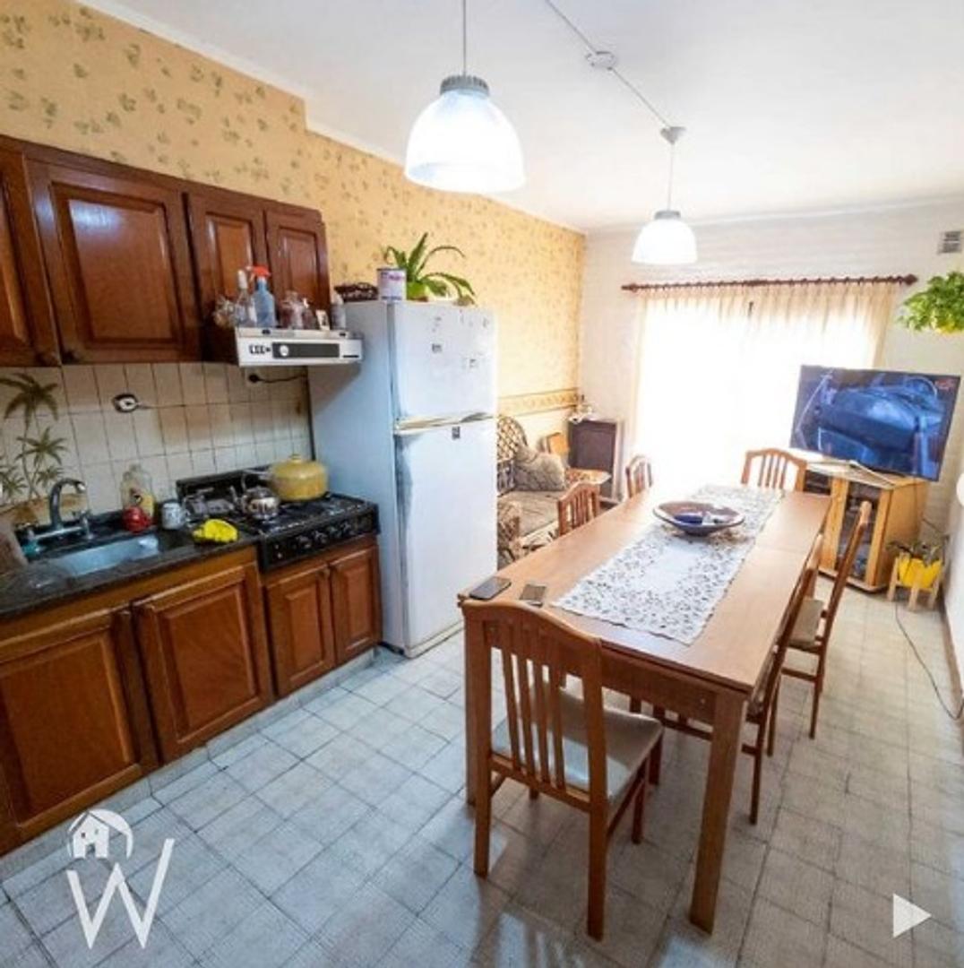 Casa 6 ambientes con 2 baños