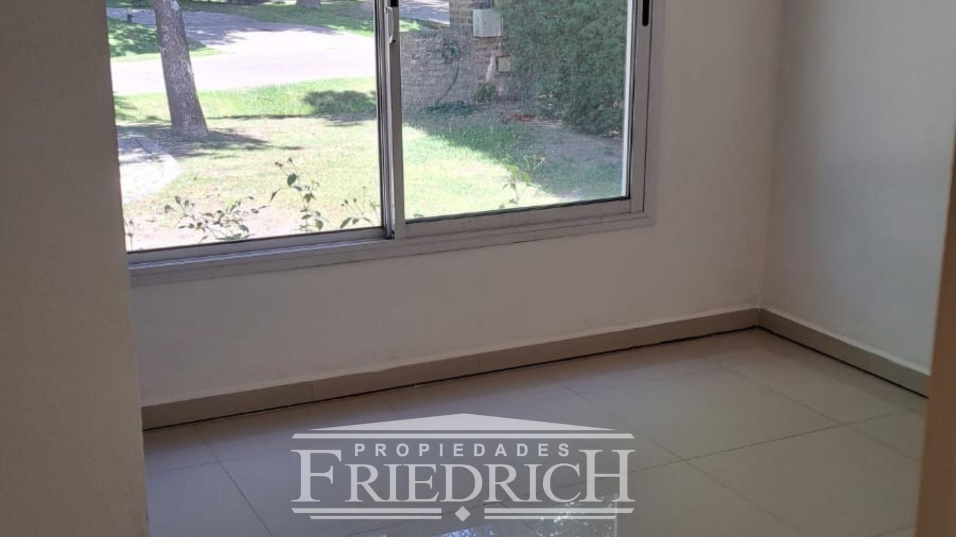 Casa en Alquiler con 3 cocheras