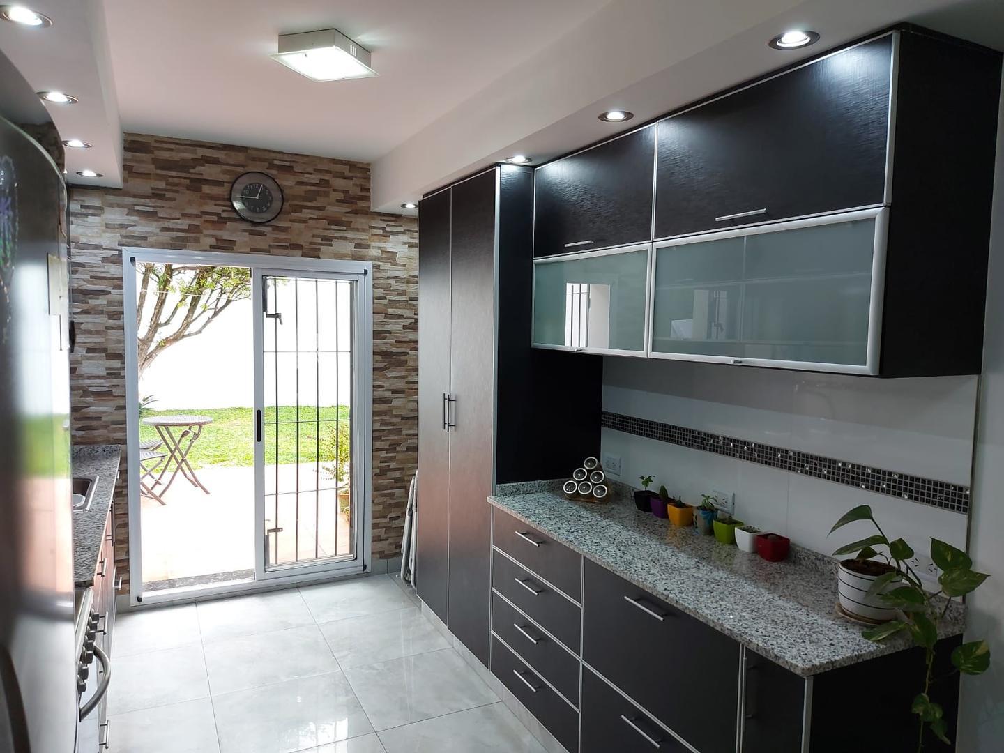 VENTA CASA 4 Amb C/Cochera y Fondo