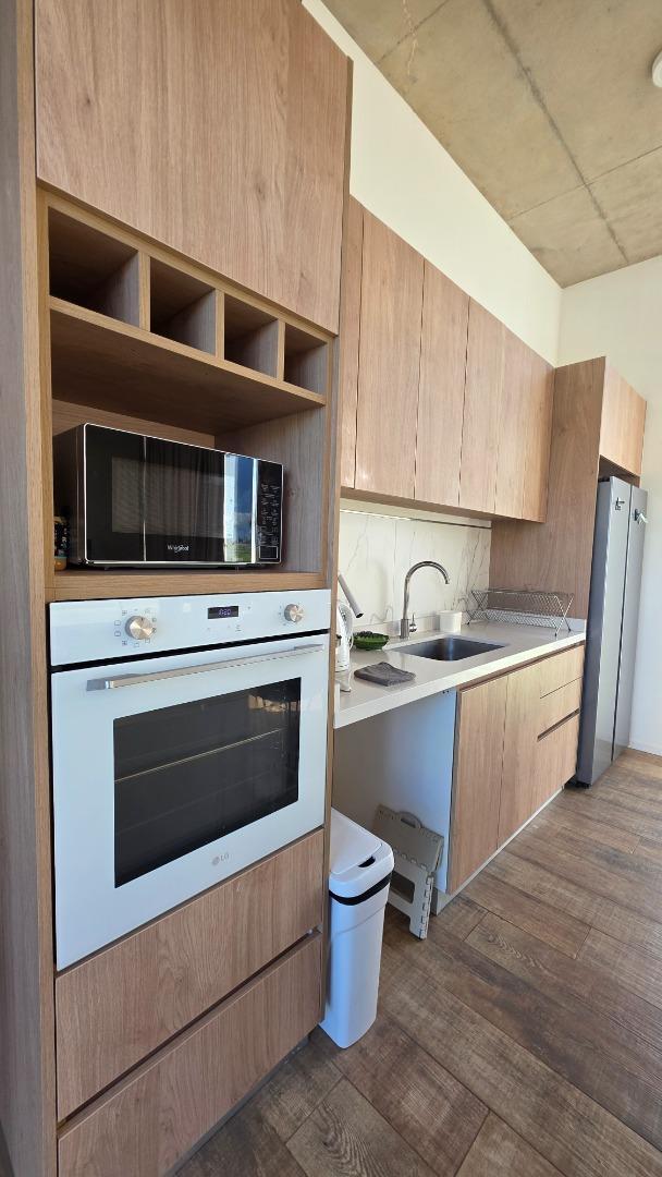 Casa en Alquiler con 2 cocheras