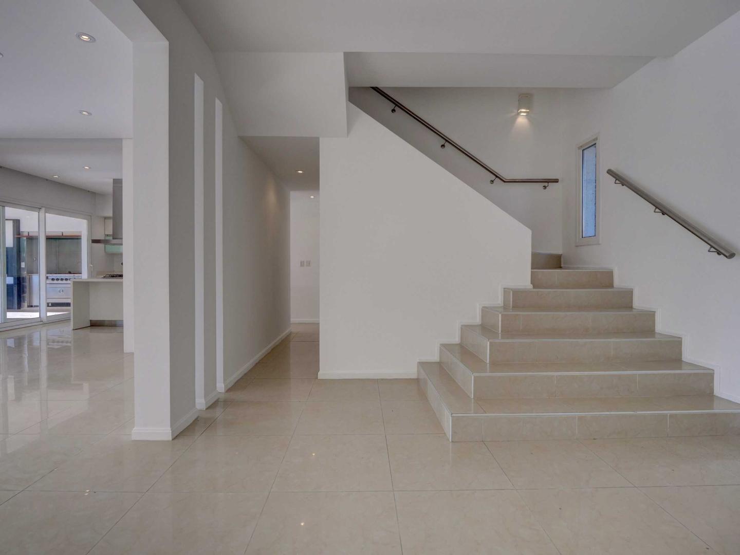 Casa 6 ambientes con 7 baños