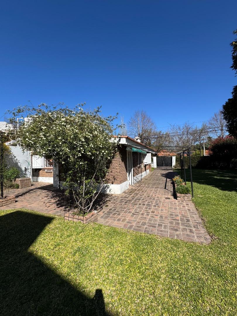 CASA EN FISHERTON CON AMPLISIMO JARDIN