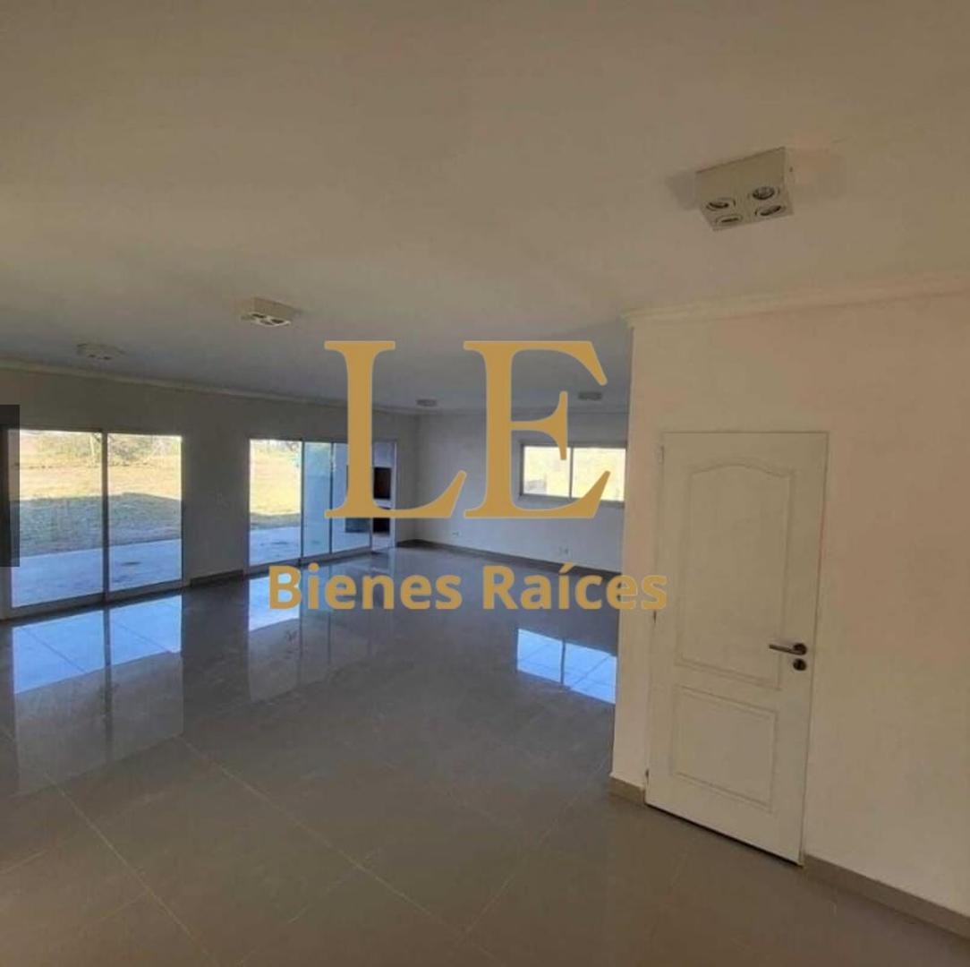 Casa en Venta con 4 cocheras